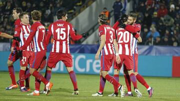 Los jugadores del Atlético celebran el gol de Carrasco.