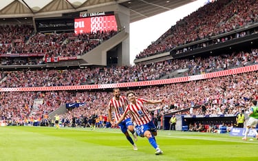 Julián Álvarez celebra con sus compañeros el 4-2 para el Atlético de Madrid. 