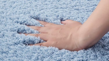 Esta alfombra, en siete tamaños, tres formas y 12 colores, se puede colocar en cualquier lugar de la casa