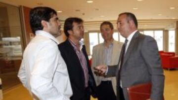 <b>AFÁN. </b>Juanito, Toni Cruz, Nicolás Ortega y Miguel Ángel Ramírez se afanan en el futuro del equipo.