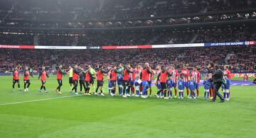 Los jugadores del Atletico de Madrid y Mallorca se saludan en el centro del campo momentos antes de comenzar el partido.