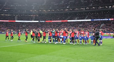 Los jugadores del Atletico de Madrid y Mallorca se saludan en el centro del campo momentos antes de comenzar el partido.