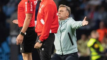 El entrenador portugués Carlos Carvalhal, técnico del Celta, se lamenta durante el partido contra el Elche en Balaídos.