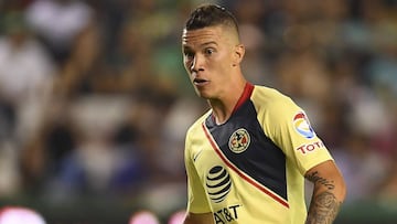 Mateus Uribe jugando con el Am&eacute;rica en la semifinal contra Le&oacute;n en el Clausura 2019.