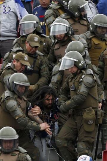 Un hincha se enfrenta con la fuerza policial.