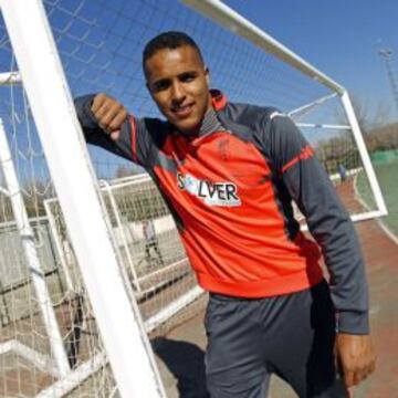 OPORTUNIDAD. El Arabi, posando para AS después de un entrenamiento con el Granada.