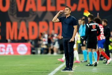 Francisco, entrenador del Rayo, se dirige a sus jugadores.