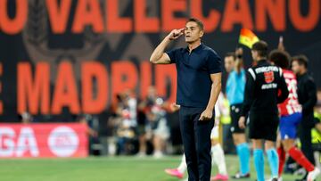 Francisco, entrenador del Rayo, se dirige a sus jugadores.