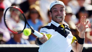 Roberto Bautista devuelve una bola ante Robin Haase en las semifinales del ATP Auckland Classic.