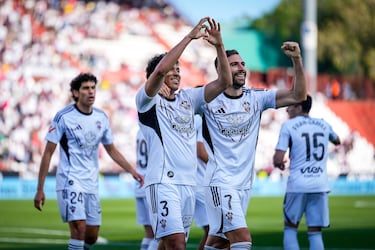 Gran protagonismo de la defensa del Albacete, en el partido ante el Granada. Jogo hizo el primer tanto, tras una larga carrera y después de adelantarse a la defensa, metiendo el pie lo justo para mandar la pelota al fondo de las mallas.