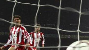 <b>VICTORIA GERMANA. </b>Mario Gómez marca ante Julio Cesar en el Inter-Bayern, que se llevaron los de Van Gaal (0-1).