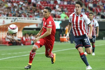 Las Chivas iniciaron su defensa del campeonato obtenido en el Clausura 2017 con un empate a 0 como local ante el Toluca. El equipo de Matías Almeyda sufrió la ausencia de varios elementos clave, por lesión y por estar concentrados con la Selección Mexicana. Almeyda debutó a tres jóvenes canteranos y dio minutos a Isaac Brizuela, quien no jugaba desde el 4 de marzo por una lesión sufrida, precisamente, ante los Diablos.
