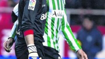 <b>CABIZBAJO. </b>Andrés Palop se lamenta de la derrota ante la atenta mirada de su verdugo, Oliveira.