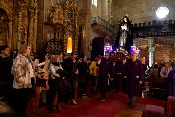 Los devotos la Virgen María mientras asisten a la procesión conocida como "Los Picaos" el Viernes Santo, en San Vicente de la Sonsierra, La Rioja, España.