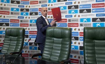 El 12 de junio de 2018, se hacía público el comunicado que anunciaba su contratación como entrenador del Real Madrid, tras la disputa de la Copa Mundial en Rusia, por lo que Rubiales decidió cesarlo de su puesto como seleccionador de la Absoluta. 