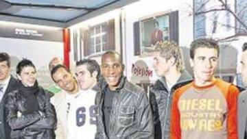 <b>COMPROMISO. </b>Gil Marín, Kezman, Colsa, Petrov, Antonio López, Perea, Torres, Gabi y Molinero visitaron la exposición y repartieron camisetas antiviolencia entre los asistentes.