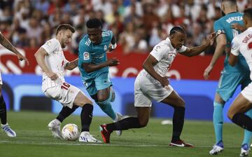 Ivan Rakitic, Vinicius Junior y Jules Koundé.