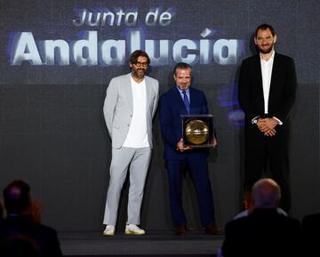 Arturo Bernal con el reconocimiento a la Junta de Andalucía. Jorge Garbajosa y Vicente Jiménez.
