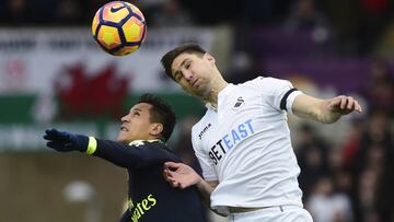 Britain Football Soccer - Swansea City v Arsenal - Premier League - Liberty Stadium - 14/1/17 Swansea City&#039;s Federico Fernandez in action with Arsenal&#039;s Alexis Sanchez  Reuters / Rebecca Naden Livepic EDITORIAL USE ONLY. No use with unauthorized