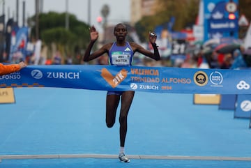 La atleta keniana Agnes Jebet Ngetich gana la media maratón de Valencia, este sábado. EFE/ Biel Aliño
