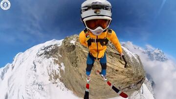 Joshua Bregmen durante el salto BASE con esquís desde el Himalaya que ya es un nuevo Guinness World Record.
