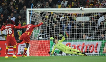 El delantero que portaba el 3. El punta ghanés se dio a conocer en el mundo del fútbol por sus goles en el Mundial de Sudáfrica de 2010. Un penalti fallado en el minuto 120 en cuartos ante Uruguay propició que se llegara a la tanda donde se clasificó el conjunto charrúa