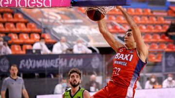 MANRESA (BARCELONA), 14/03/2021.- El jugador del Baxi Manresa Juampi Valuet (d) encesta ante la mirada del jugador del Urbas Fuenlabrada Marc García (i) durante el partido que enfrentó a ambos equipos durante la 26 jornada de la Liga Endesa celebrado en el Pavelló Nou Congost en Manresa, Barcelona, este domingo. EFE/ Susanna Sáez