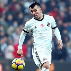 Besiktas de Medel alcanza la punta en Turquía