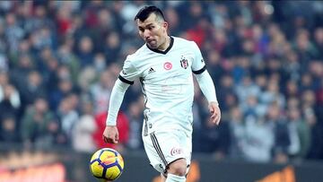 Gary Medel va por el título en Turquía.