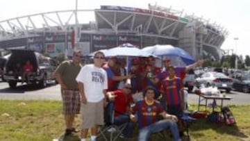Miles de aficionados esperan el United-Barça