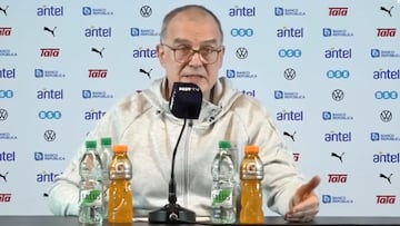 “Mirar a los ojos” y “¿qué me quiere decir?”: la discusión de Bielsa con un periodista uruguayo