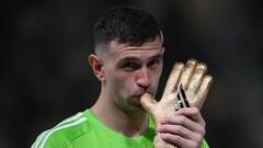 Argentina's goalkeeper #23 Emiliano Martinez kisses the Golden Glove award during the Qatar 2022 World Cup trophy ceremony after the football final match between Argentina and France at Lusail Stadium in Lusail, north of Doha on December 18, 2022. - Argentina won in the penalty shoot-out. (Photo by FRANCK FIFE / AFP)