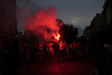 Los seguidores del PSG se congregaron en masa en el centro de París tras la victoria por 5-0 ante el Inter. Las celebraciones incluyeron fuegos, bengalas y banderas.