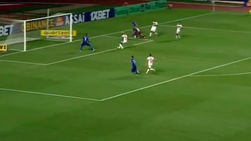 ¿Qué puede salir mal? Sin portero, sin defensas y a dos metros de la línea de gol