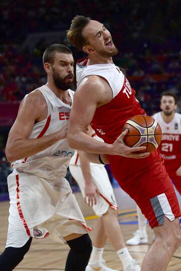 Semih Erden y Marc Gasol. 