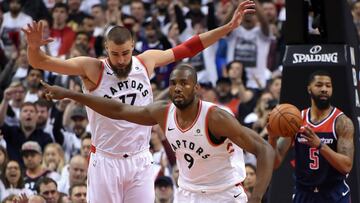 Serge Ibaka y Jonas Valanciunas celebran una canasta de los Raptors en los playoffs 2018.