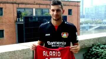 Alario posa con la camiseta del Leverkusen sin permiso de River