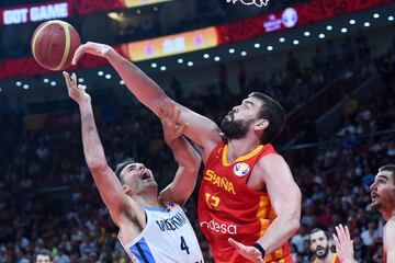 Luis Scola y Marc Gasol.