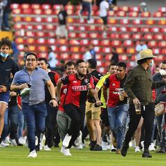 Afición mexicana explota contra sanciones al Querétaro tras riña
