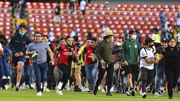 Afición mexicana explota contra sanciones al Querétaro tras riña