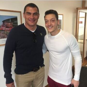 Con Mesut Ozil, jugador del Arsenal y campeón del mundo con Alemania en Brasil 2014