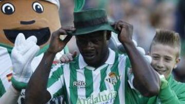 <b>SALVADOR. </b> Emaná dio tres puntos al Betis gracias a un penalti y lo mantuvo líder de la Liga Adelante.