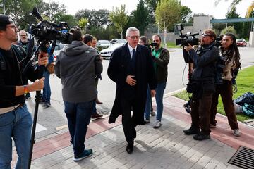 Alberto Ruiz-Gallardón a su llegada al Tanatorio de La Paz.