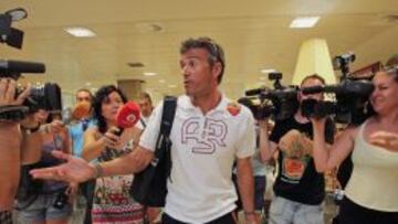PRIMEROS PASOS EN EL ROMA. Luis Enrique, entonces entrenador del Roma, rodeado de periodistas en un viaje a España para jugar un partido de pretemporada contra el Valencia.