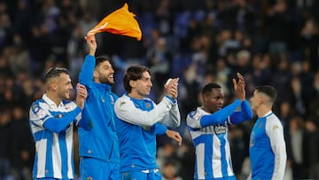 A CORUÑA, 16/12/2025.- Los jugadores del Deportivo de la Coruña celebran la victoria conseguida ante el RCD Mallorca en el encuentro de dieciseisavos de final de la Copa del Rey disputado este martes en el estadio de Riazor. EFE/Cabalar
