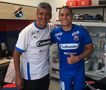 “Toda mi vida he jugado fútbol, desde los 4 o 5 años. En Bucaramanga, mi ciudad natal, estuve en las categorías infantil, prejuvenil y juvenil de la Selección Santander, estuve en las fuerzas básica del Bucaramanga y en 1990 me vine a estudiar medicina a Medellín, una ciudad tan pujante respecto al fútbol”, contó Édgar Méndez a AS Colombia.