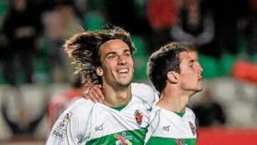 <b>ACERTÓ. </b>Óscar Díaz y Bellvís celebran el tanto conseguido ante el Sevilla.