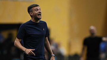 FC Porto's Argentinian coach Martin Anselmi shouts instruction to his players during the FIFA Club World Cup 2025 Group A football match between US Inter Miami and Portugal's FC Porto at the Mercedes-Benz stadium in Atlanta on June 19, 2025. (Photo by Federico PARRA / AFP)
