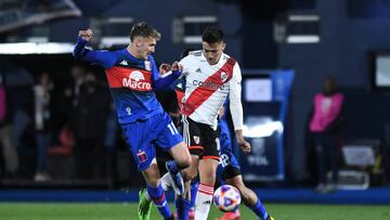 BUENOS AIRES, ARGENTINA - AUGUST 27: Pablo Solari of River Plate fights for the ball with Facundo Colidio of Tigre during a match between Tigre and River Plate as part of Liga Profesional 2022 at Jose Dellagiovanna on August 27, 2022 in Buenos Aires, Argentina. (Photo by Rodrigo Valle/Getty Images)