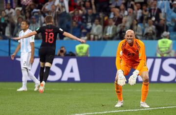 Willy Caballero, portero argentino, se lamenta del gol de Ante Rebic en el partido de fase de grupos entre Argentina y Croacia.